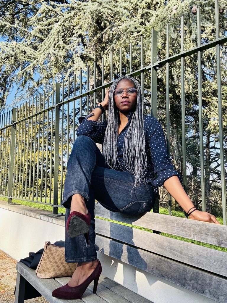 charge mentale maman organisation famille enfants femme assise réfléchissant